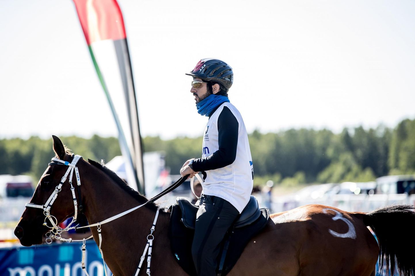 Hamdan bin Mohammed bin Rashid Al Maktoum ja tema ratsu Upedro on jõudnud võitjana finišisse. FOTO: Sander Ilvest