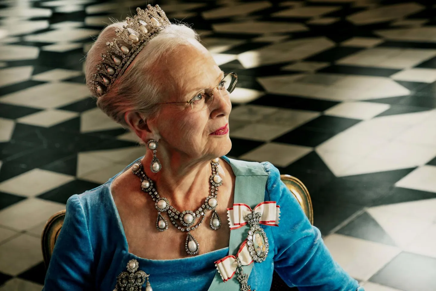 Kuninganna Margrethe II troonijuubeli puhul jäädvustatud ametlik portree on tehtud Fredensborgi lossi Kuplisaalis ja pildil kannab monarh sama tiaarat, mis oli tal peas ka 1972. aastal kroonimise ajal.