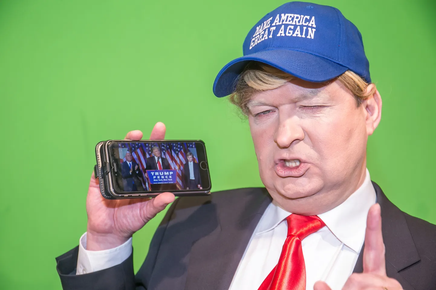 Raivo E. Tamm kehastus läinud novembris Postimehe toimetuses Donald Trumpiks.