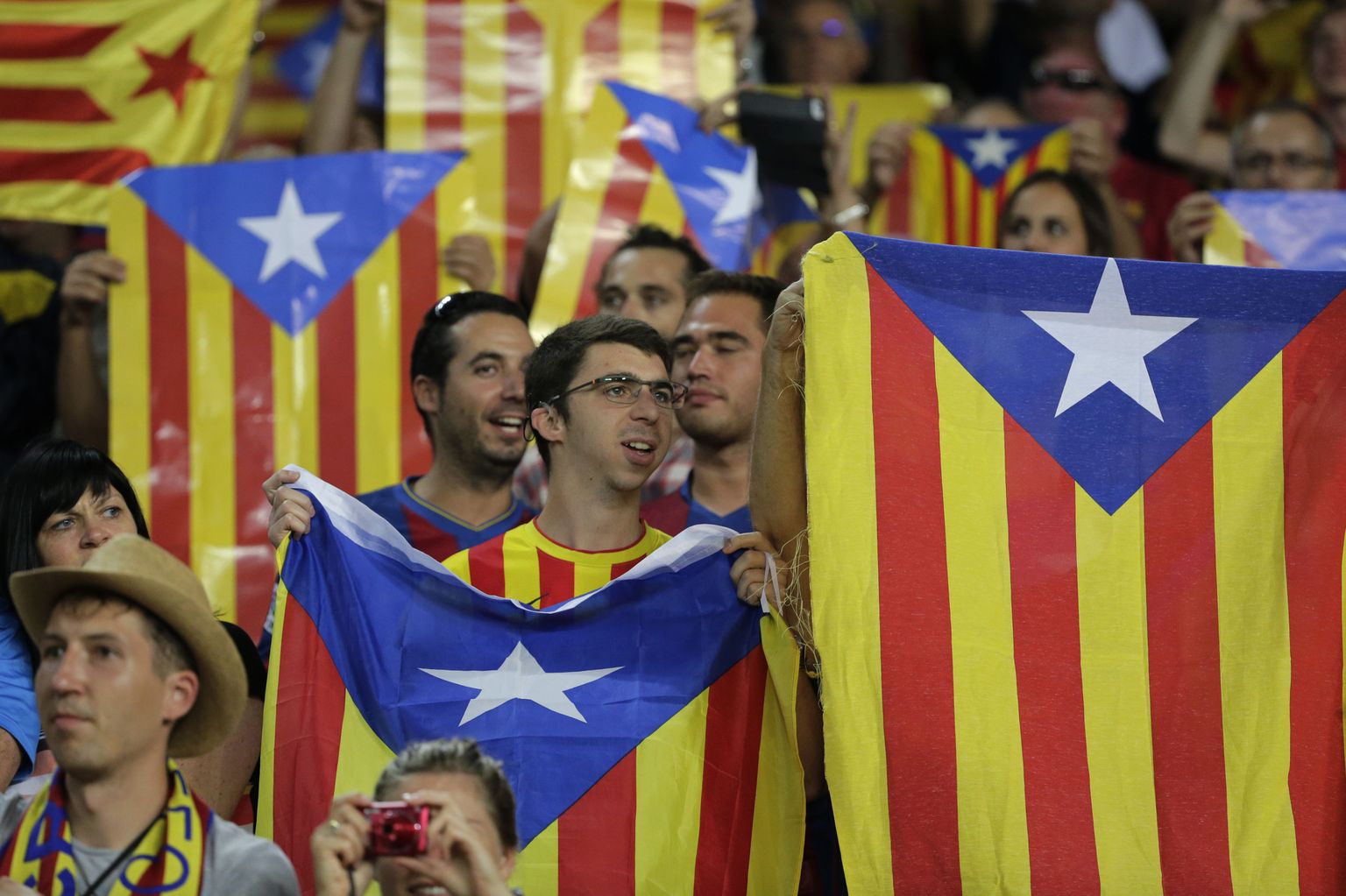 Iseseisvuslippudega katalaanid.