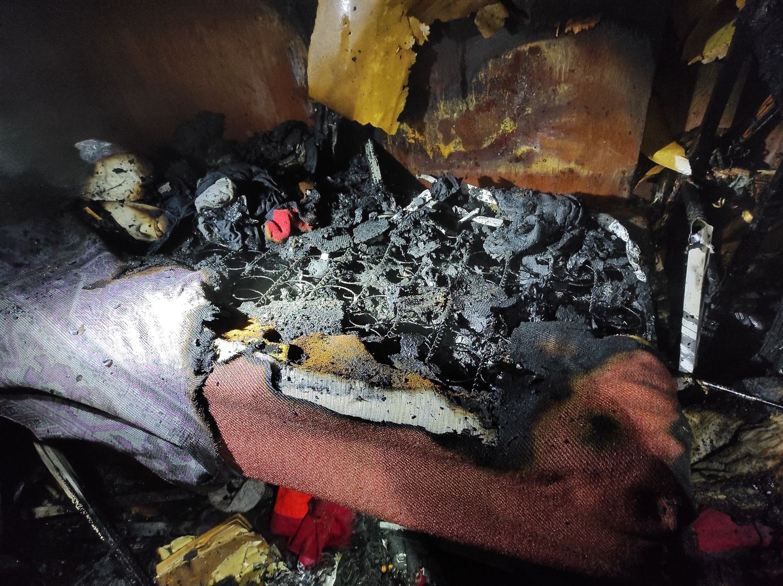 Сгоревший диван в жилом доме в Нарва-Йыэсуу, едва не вызвавший большой пожар.