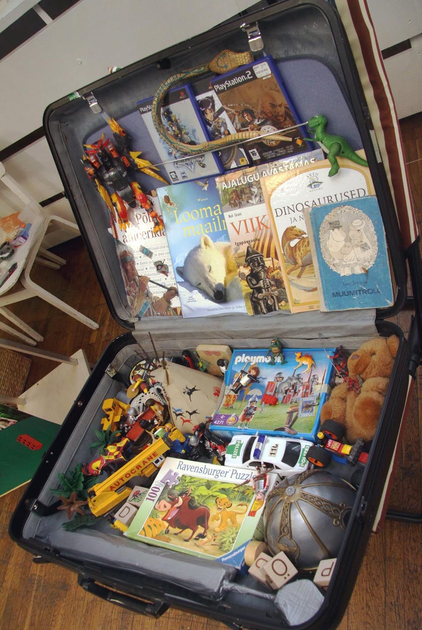 2000. aastal sündinud poisi kohver sisaldab oluliselt rohkem plastasju kui vanemad kohvrid. Tähtis koht on pusledel, legodel ja raamatutel.