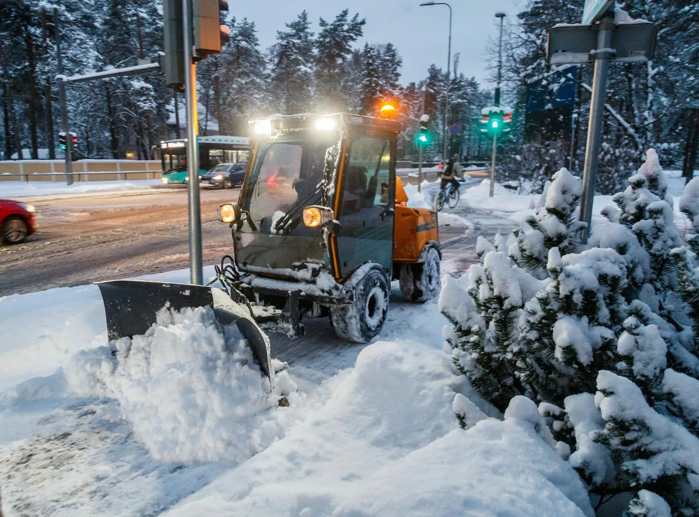Tänavapuhastusmasinate arv on paarikümne võrra kasvanud, eeskätt on juurde tulnud kõnniteede puhastamiseks sobivat tehnikat.