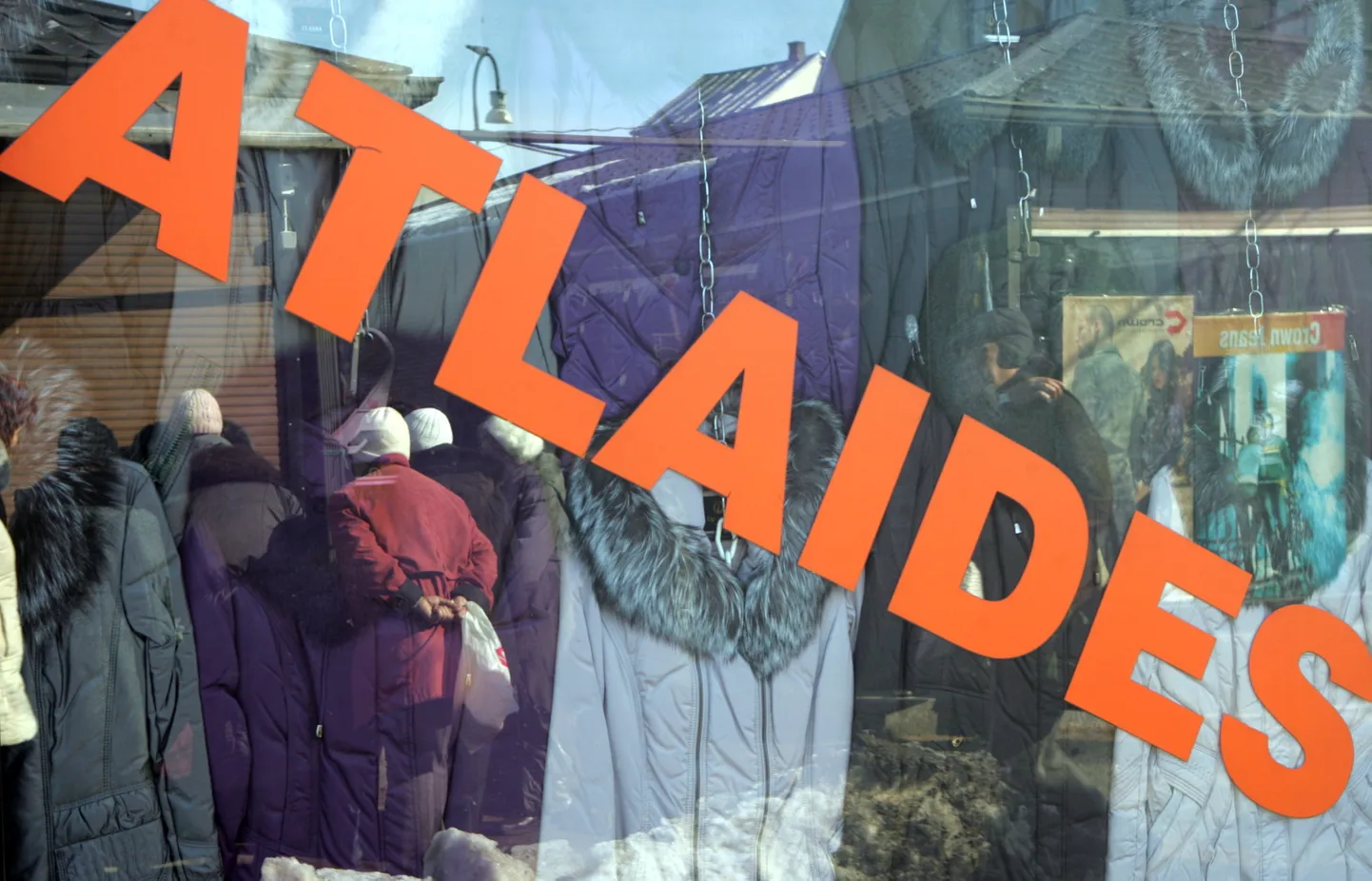 Uzraksts ''atlaides'' tirdzniecības vietā Rīgas Centrāltirgū.