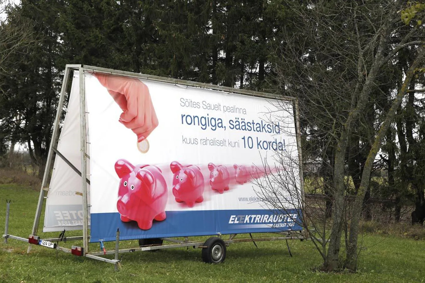 Raudtee äärde paigutatud reklaamplakatid väidavad, et ühest või teisest punktist rongiga pealinna sõites võib inimene rahaliselt säästa kuni kümme korda.