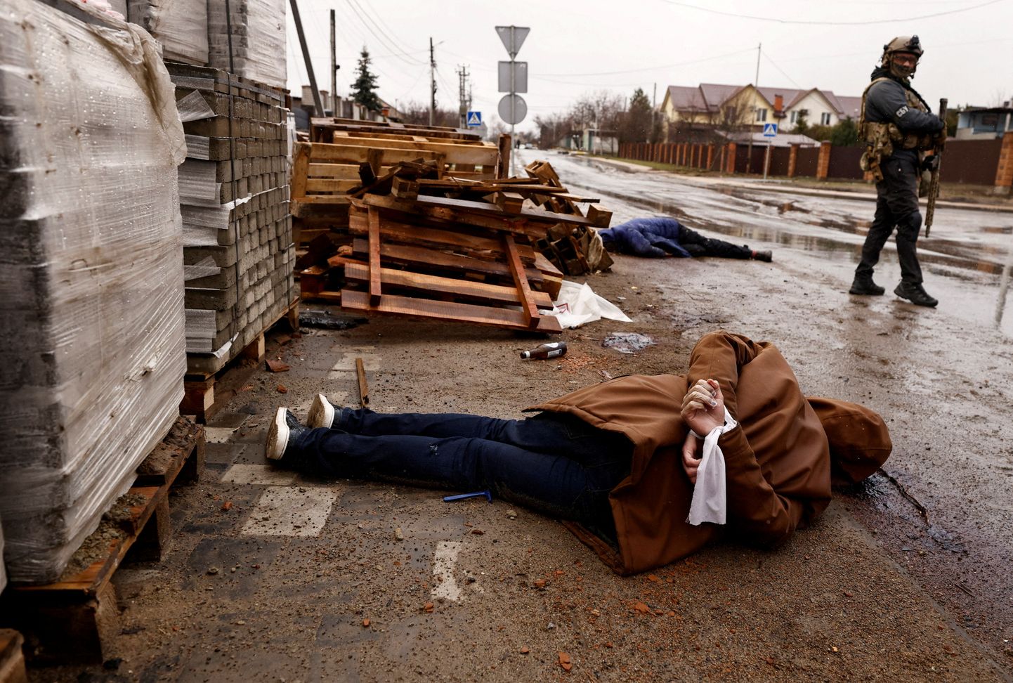 Vene okupantide ohver Butšas, käed selja taha seotud.