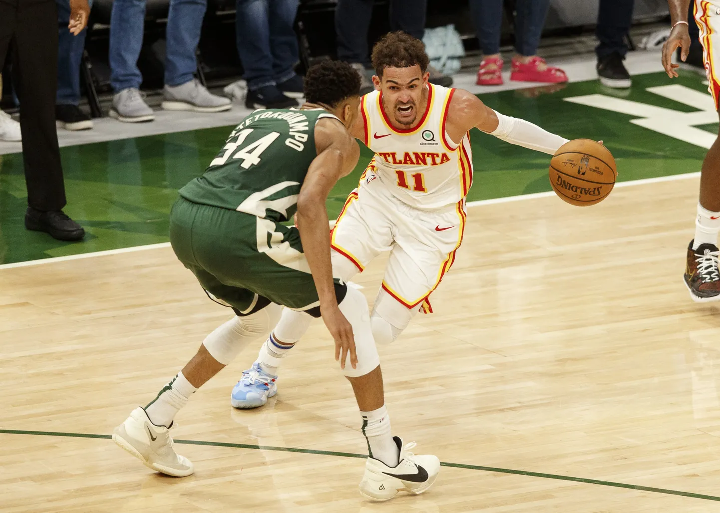 Trae Youngi (valges) ei suutnud peatada ka eelmisel aastal liiga parimaks kaitsemängijaks kroonitud Giannis Antetokounmpo.