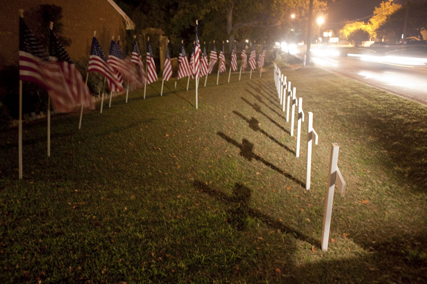 Fort Hoodi veresauna ohvrite mälestuseks rohu sisse torgatud ristid ja USA lipud kiriku juures.