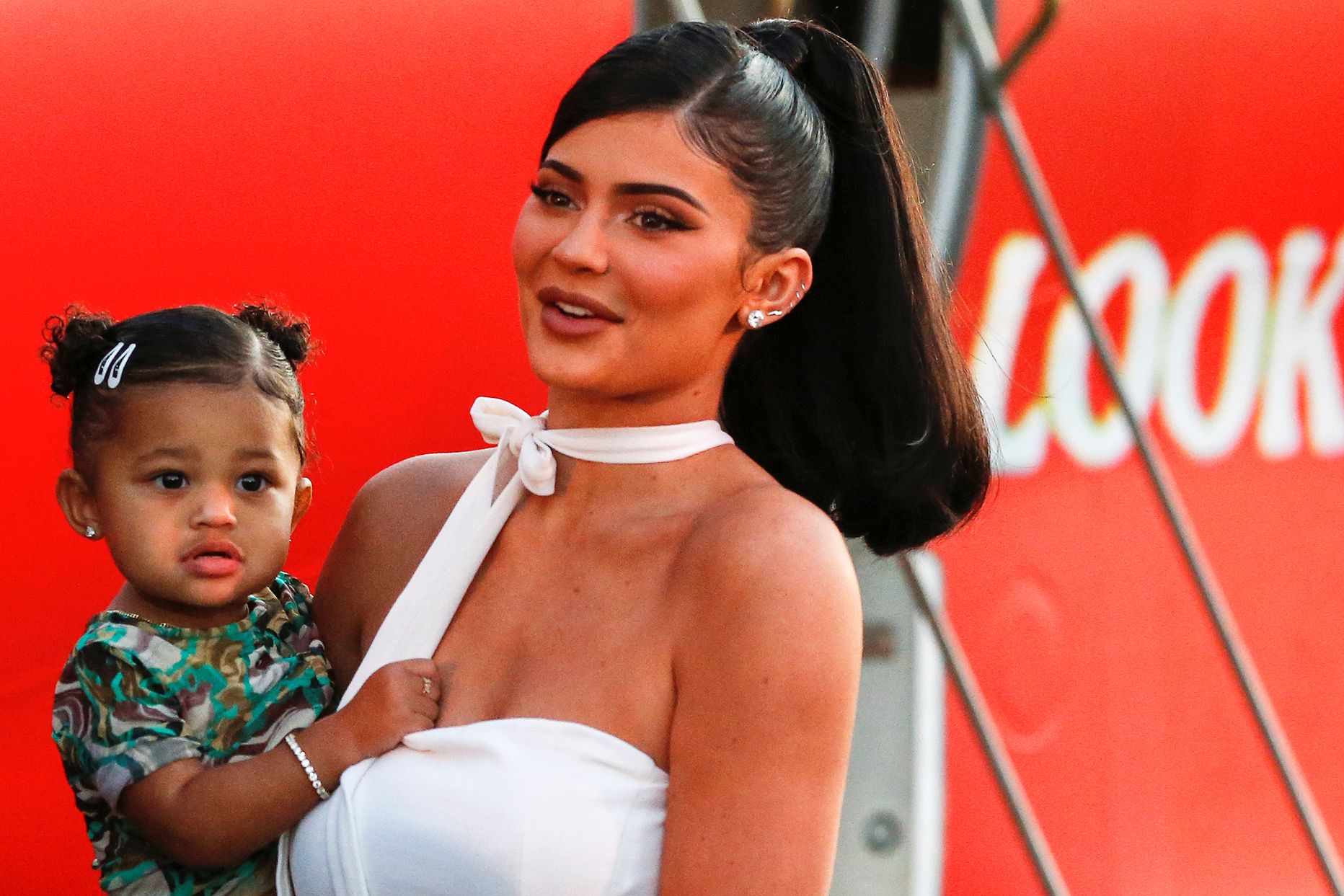 Kylie Jenner koos tütre Stormiga tänavu augustis.