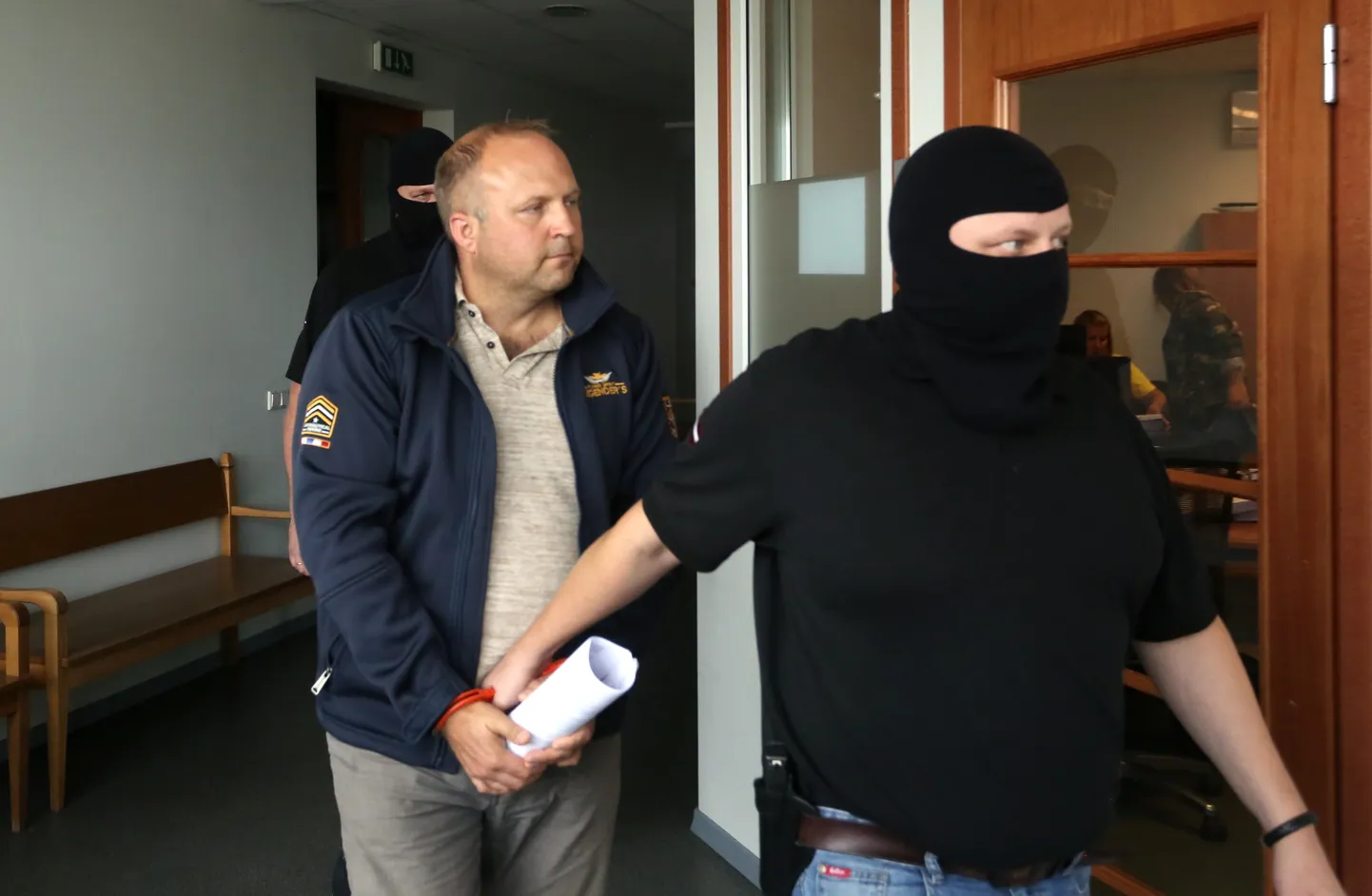 SIA "Ceļu būvniecības sabiedrība "Igate"" valdes priekšsēdētājs Māris Peilāns tiek konvojēts uz Vidzemes priekšpilsētas tiesas sēdi drošības līdzekļa izskatīšanai.