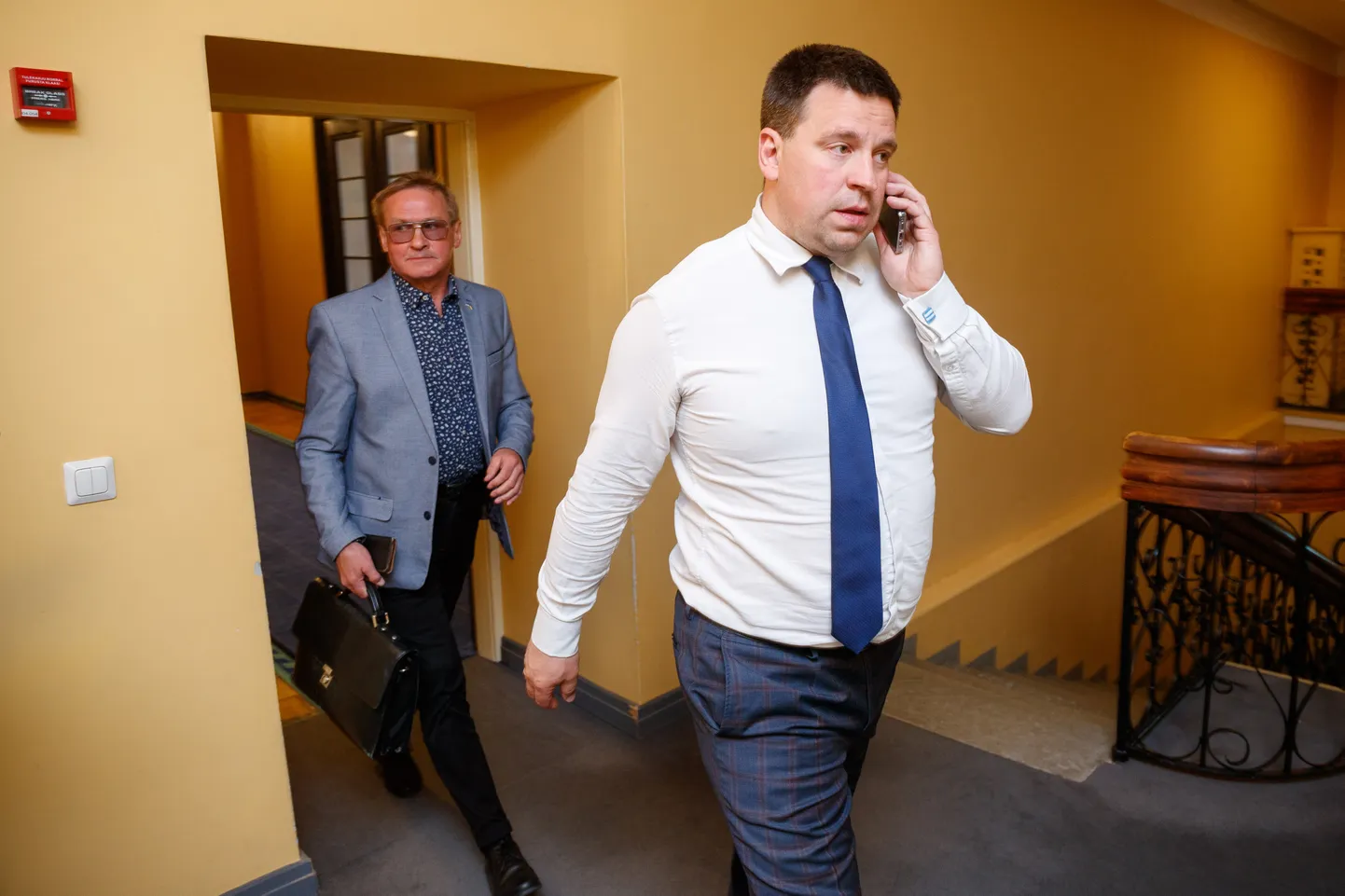 Keskerakonna esimees Jüri Ratas otsustas sidevahendite kasutamise asemel erakonna Narva piirkonna juhatuse liikmetega näost näkku kohtuda.