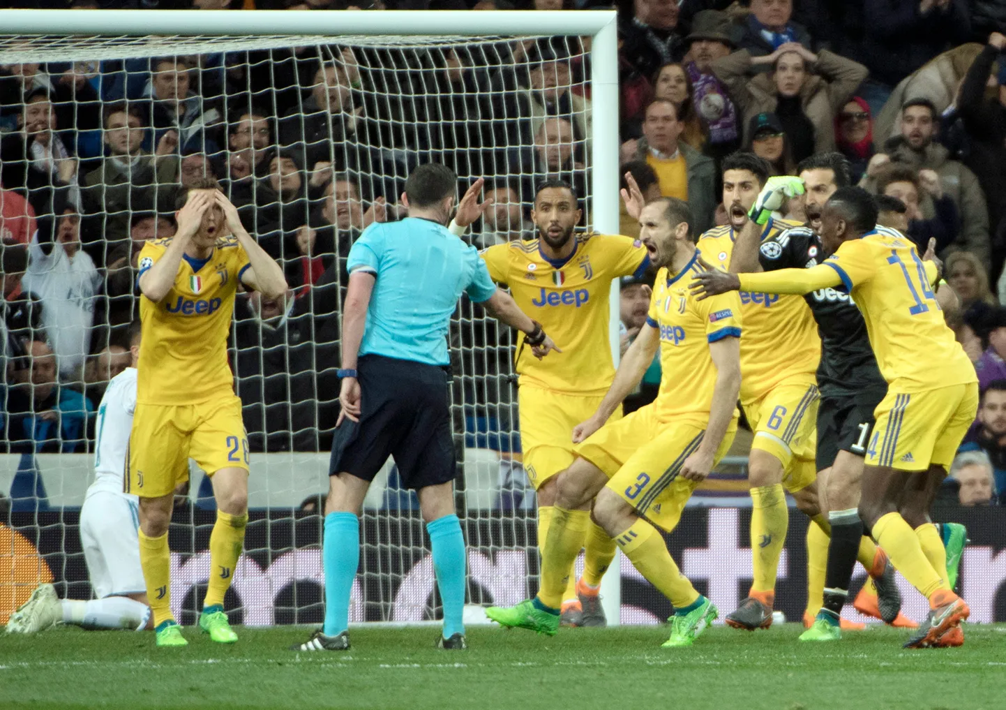 Michael Oliver osutab penaltipunktile, Torino Juventuse jalgpallurid ei suuda otsust uskuda. Kohe algavad ägedad protestid, mille käigus teenib väravavaht ja kapten Gianluigi Buffon punase kaardi.