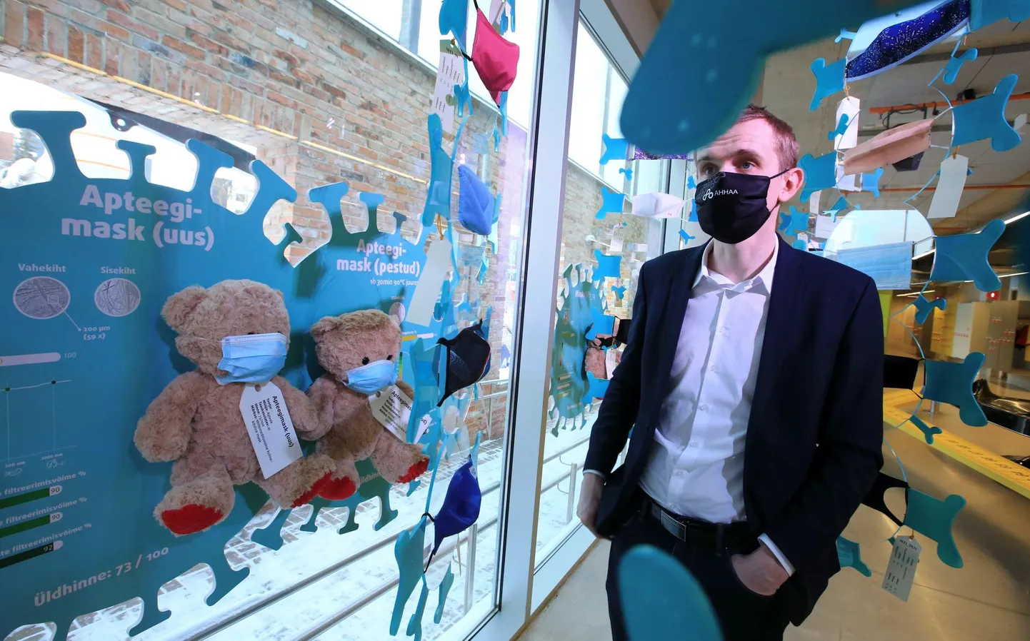 Teaduskeskuse Ahhaa juht Andres Juur tutvustas uue näituse väljapanekustende, millel on võrdluseks pesemata ja pestud apteegimaski andmed. Viimasel puhul on mask oma efektiivsuse suurel määral kaotanud.
