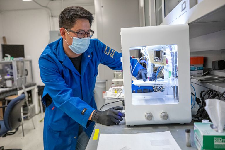 Doktorant Junpyo Kwon Berkeley Lab´ist testib ringlusse võetavat biolagunevat trükkplaati, mida saaks kasutada kantavates seadmetes, biosensorites või robotites.