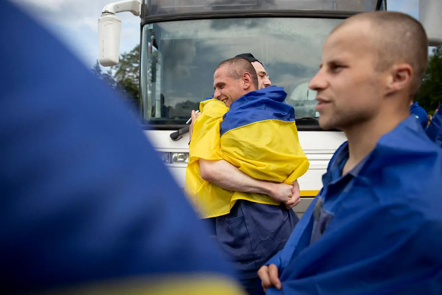 Украинские военные после возвращения из плена
