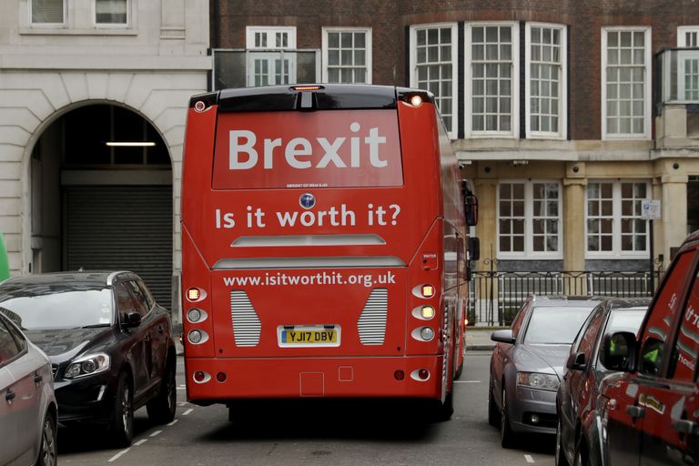 Kirjutis briti bussil «Brexit is it worth it?» (Brexit, kas see on lahkumist väärt?)