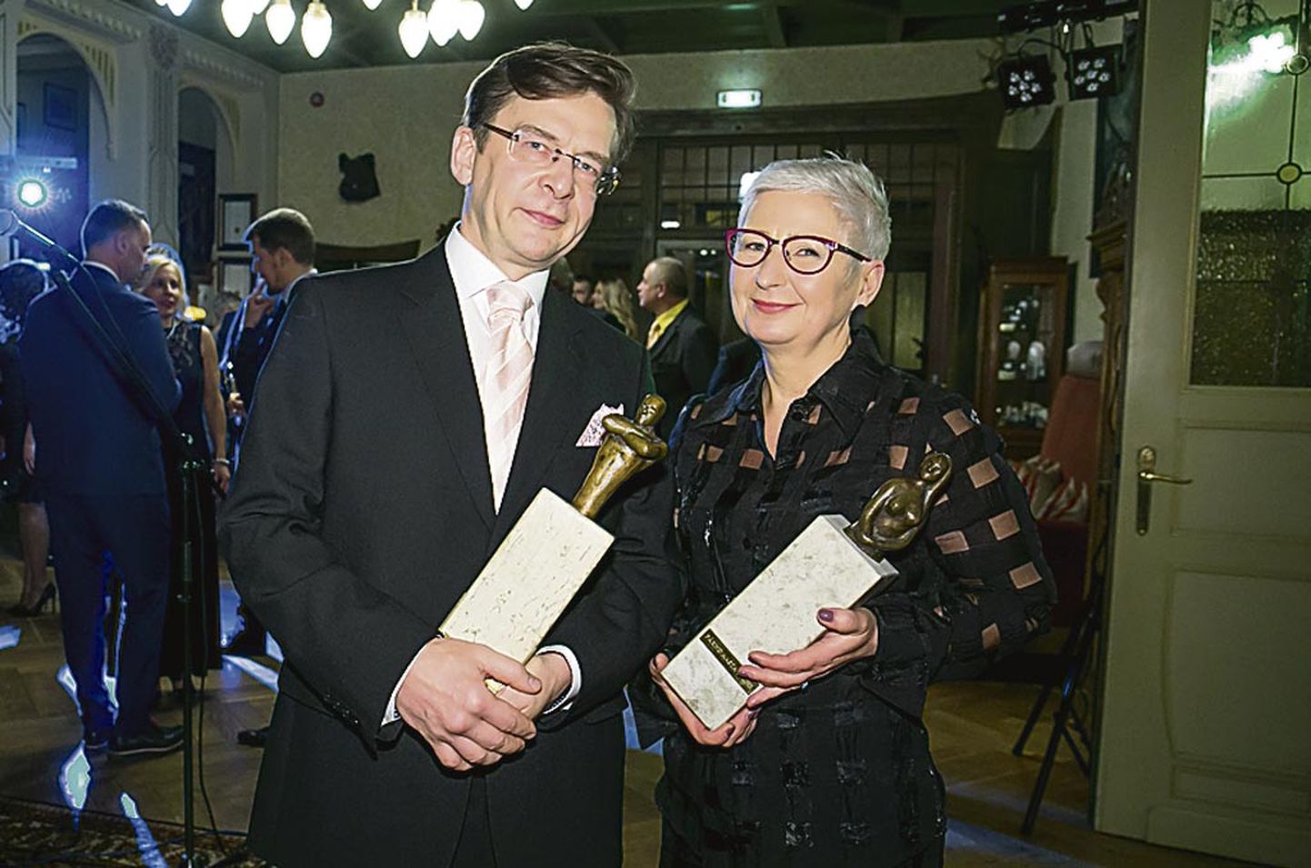 Kunstnik ja fotograaf Andres Adamson ja Pärnu naiste tugi­keskuse juhataja Margo Orupõld tiitli kättesaamise järel.