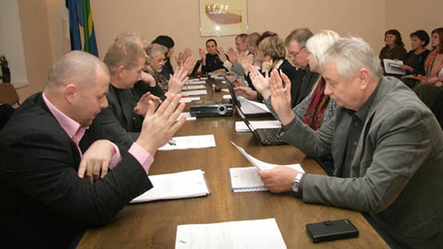 2013. aasta detsembris sai Lüganuse vallavanemaks kandideerinud Allar Aron kõigi volikogu koalitsiooni kuuluvate saadikute toetuse; nüüd hakkavad needsamad inimesed teda umbusaldama.