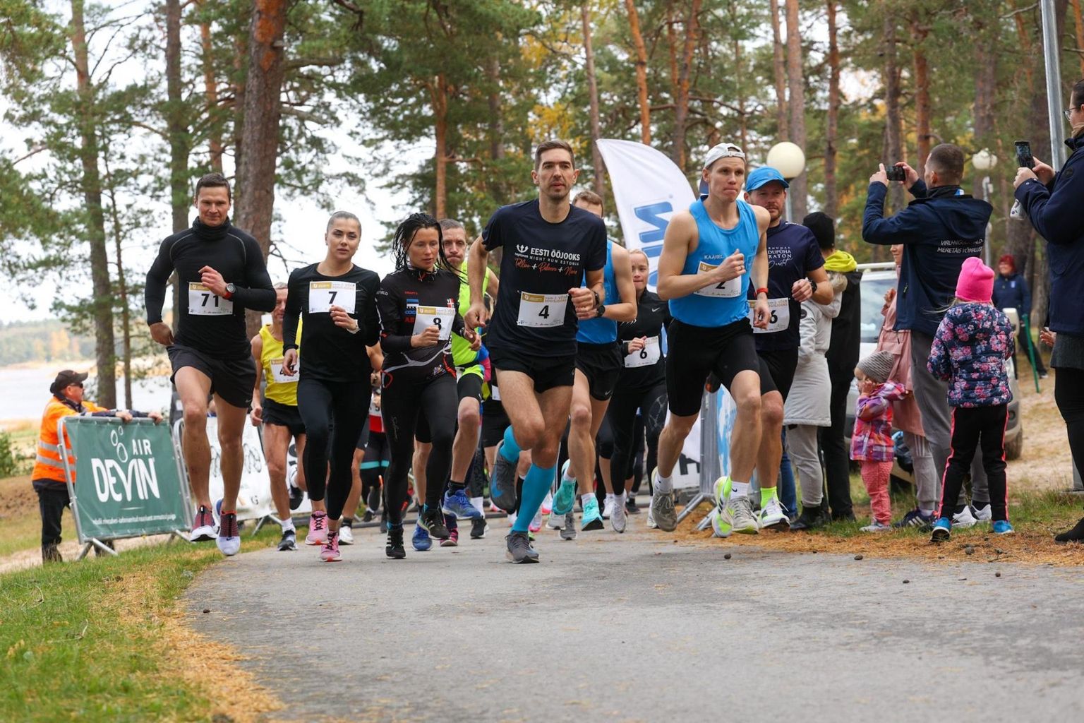 Võsu sügisjooksu start. Sarja üldvõitja Kaarel Kilki (sinises särgis nr 2), tema selja taga paistab nr 6, Võsu jooksu võitja naiste arvestuses Lily Luik.
