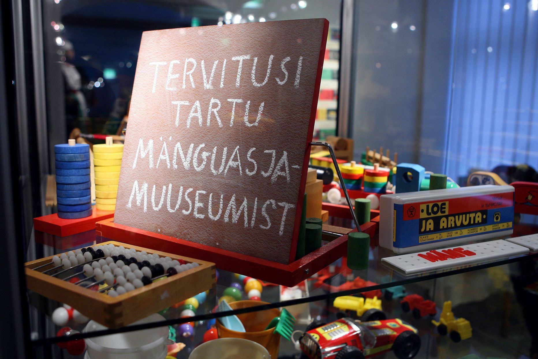 Näitusel välja pandud eksponaadid pärinevad Tartu mänguasjamuuseumi ja
Viljandi kultuuriakadeemia rahvusliku tekstiili õppetooli kogudest ning erakogudest.
