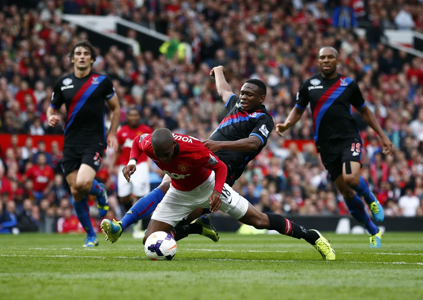 Ashley Young (esiplaanil) on teeninud endale sukelduja maine.