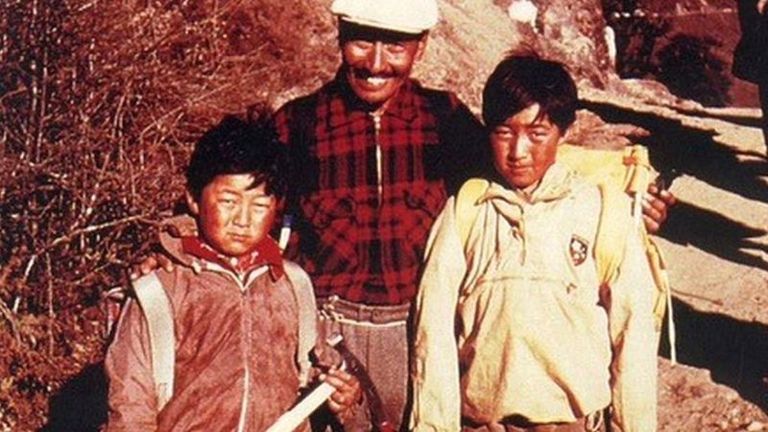 Джамлинг с отцом и младшим братом. Он вспоминает, что пророчество заставило его отца вернуться на Эверест даже после шести неудачных попыток.