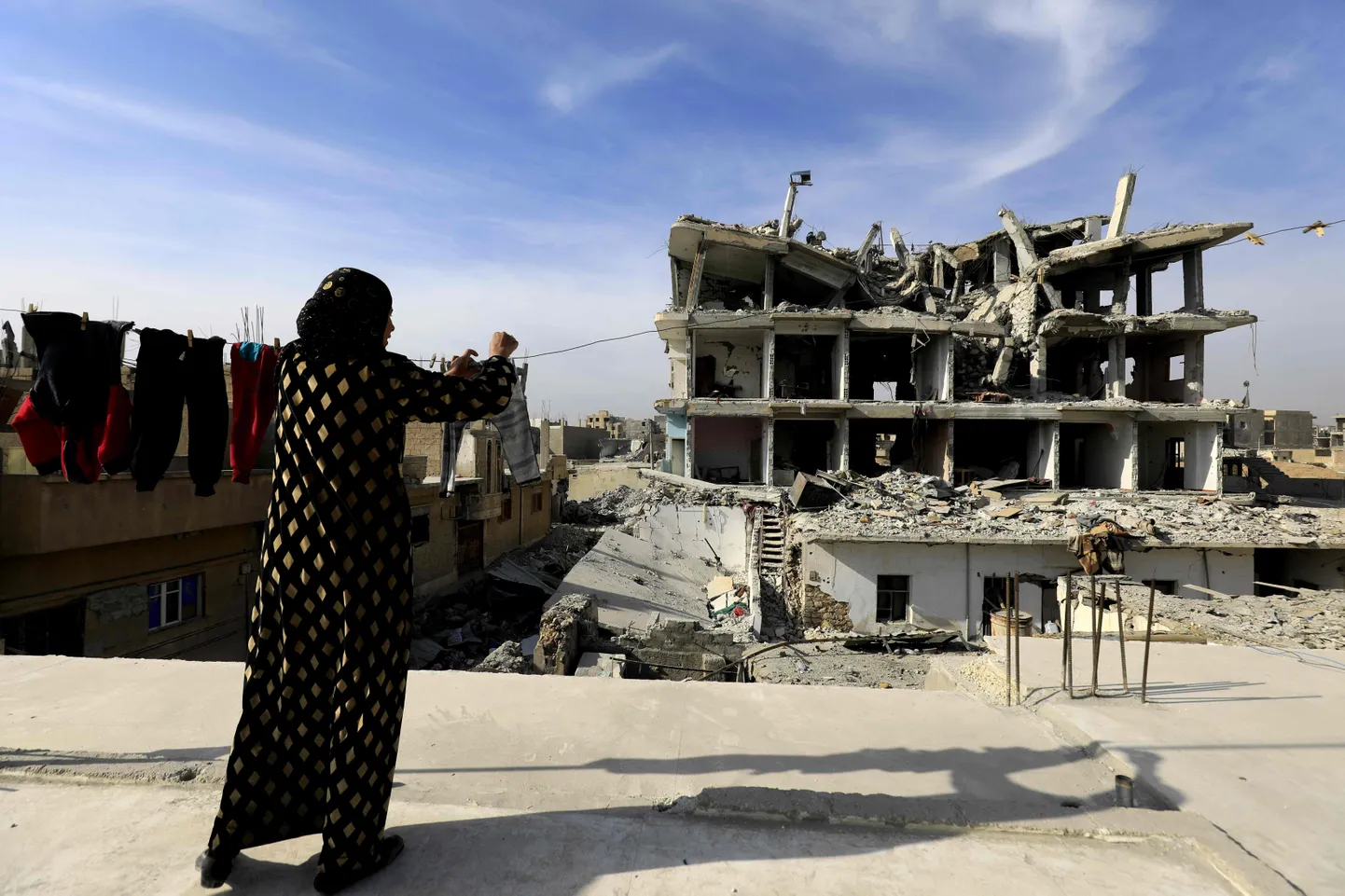 Naine Raqqa linnas.