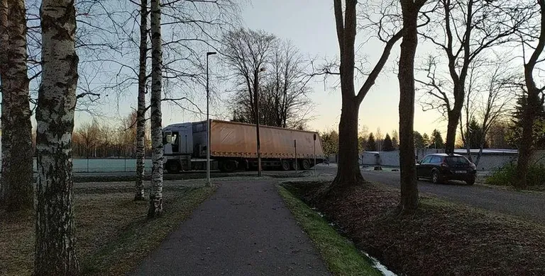 Leedu numbrimärgiga reka juht ei hinnanud masina ega tee mõõtmeid õigesti.