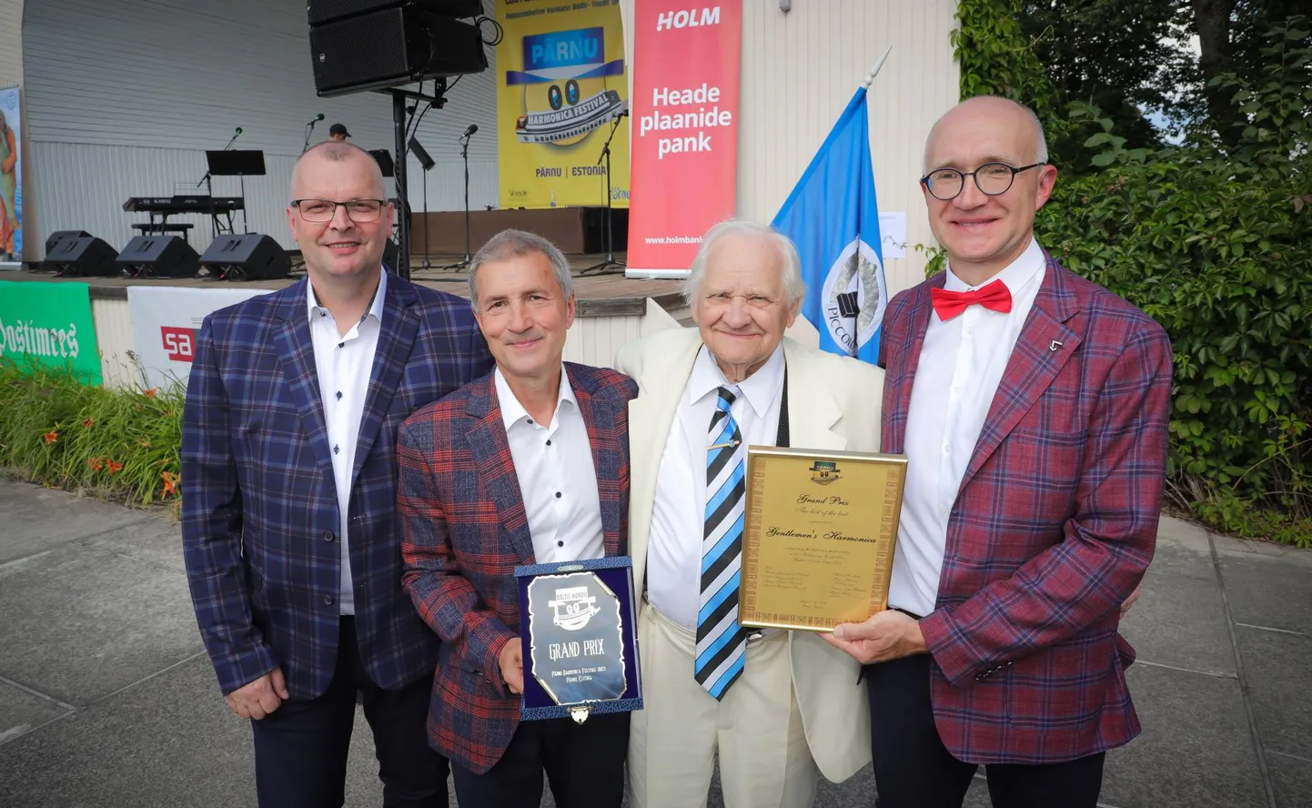 Kõrgeima punktisumma ansamblite kategoorias kogus Gentlemen’s Harmonica Poolast, pälvides ühtlasi konkursi grand prix koos rahalise preemiaga. Pildil konkursi žürii esimehe Ilmar Tõnissoniga (vasakult kolmas).