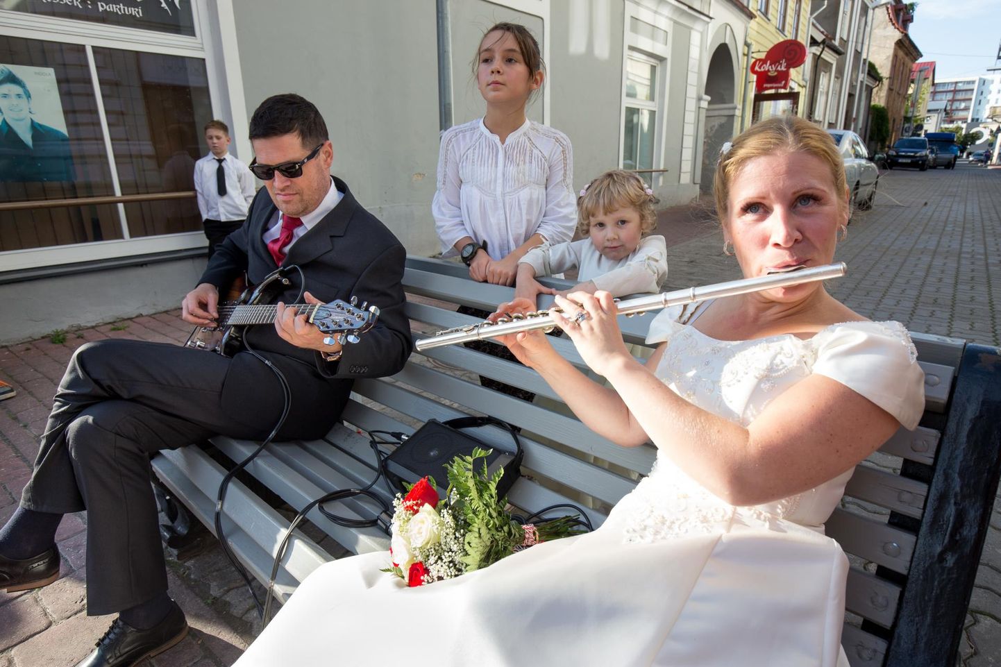 Suvises Pärnus võib Rüütli tänaval ikka mõnda tänavamuusikut või tänaval musitseerijat kohata.