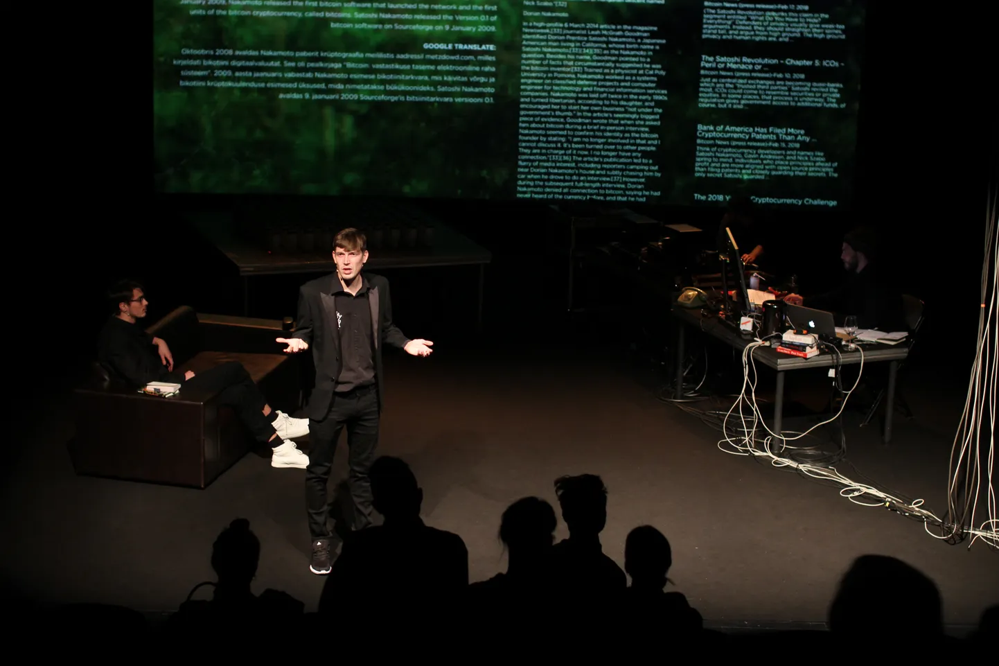 Henrik Kalmet ja Kirill Havanski Von Krhali teatri lavastuses «Loodusjõud».