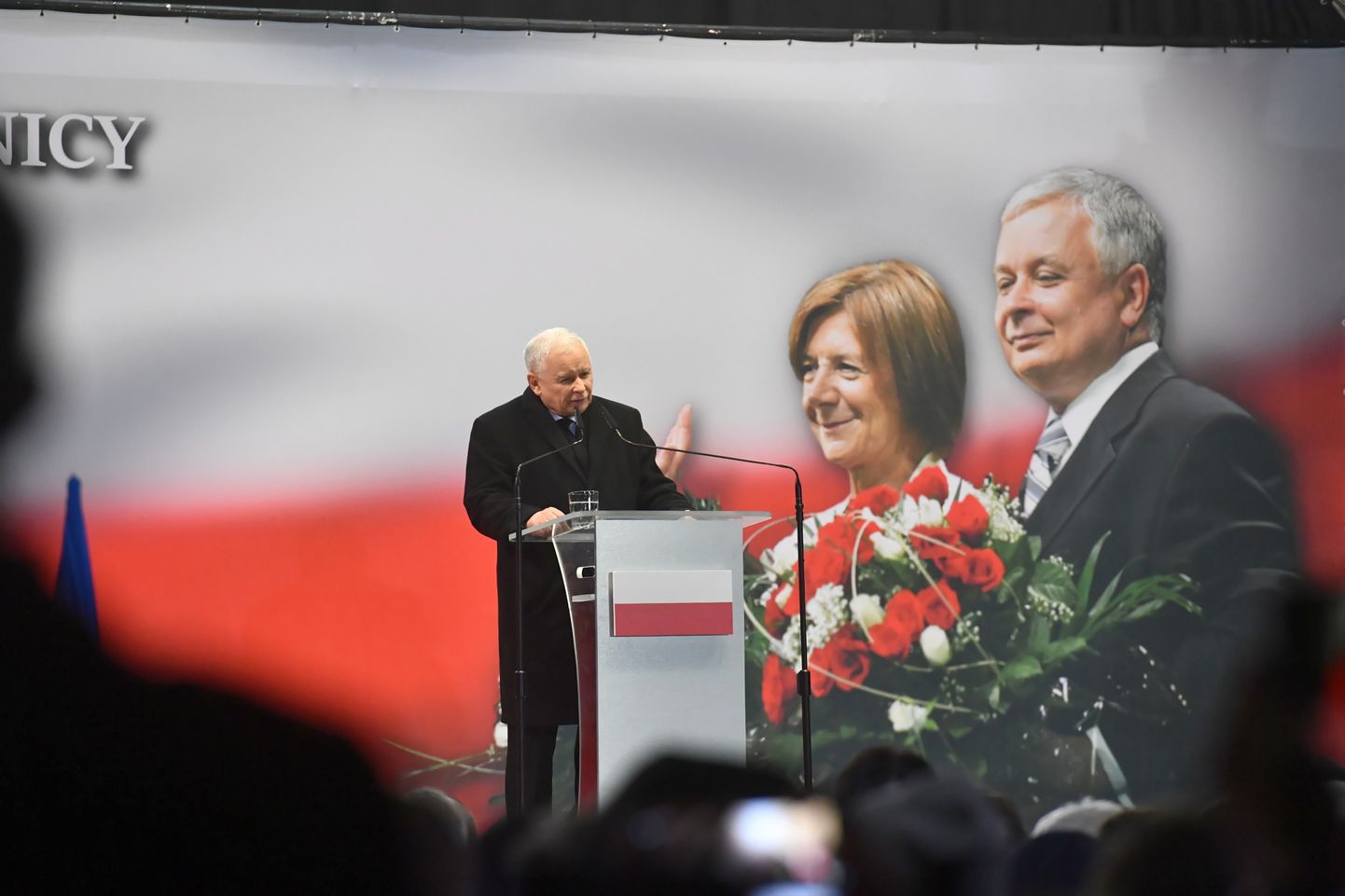 Poola valitsuspartei Seadus ja Õiglus liider Jaroslaw Kaczynski pidamas kõnet üritusel ekspresident Lech Kaczynski, tema naise ja veel 94 inimese mälestuseks, kes hukkusid 2010. aasta lennukatastroofis.