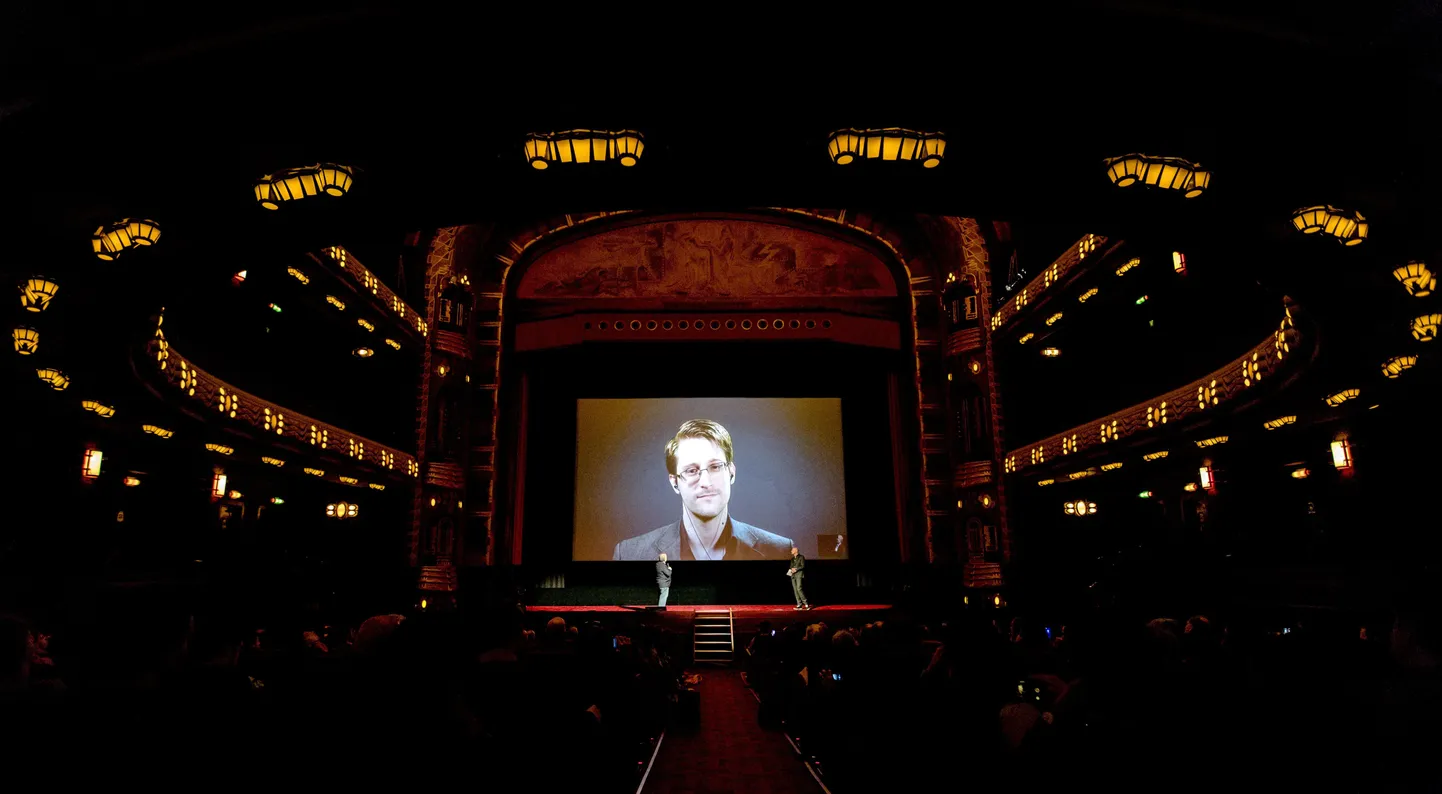Edward Snowden videoekraani vahendusel Amsterdamis esinemas.