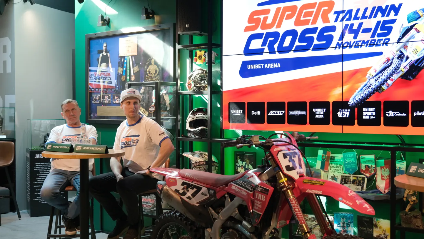 Motolegend Andres Krestinov (vasakul) on Supercross Tallinn 2025 üritusel ametis võistlusjuhina, tema poeg Gert Krestinov (paremal) on ise stardis ja vastutab tugeva konkurentsi kohale kutsumise eest.