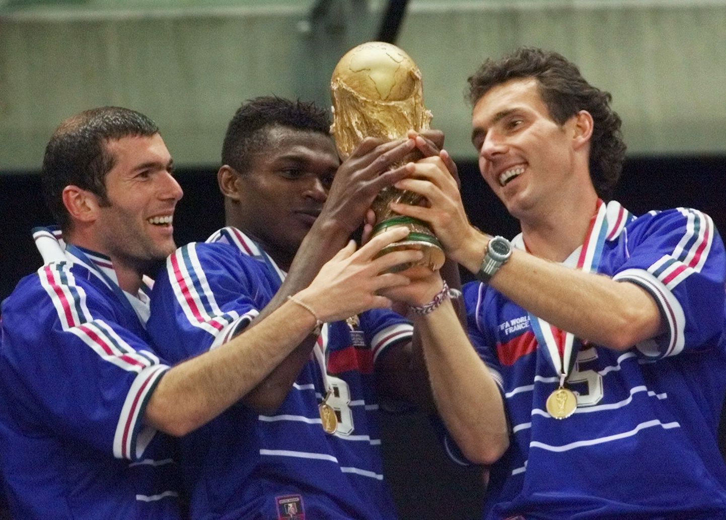 Zinedine Zidane (vasakult), Marcel Desailly ja Laurent Blanc rõõmustavad MMi võidukarika kättesaamise üle.