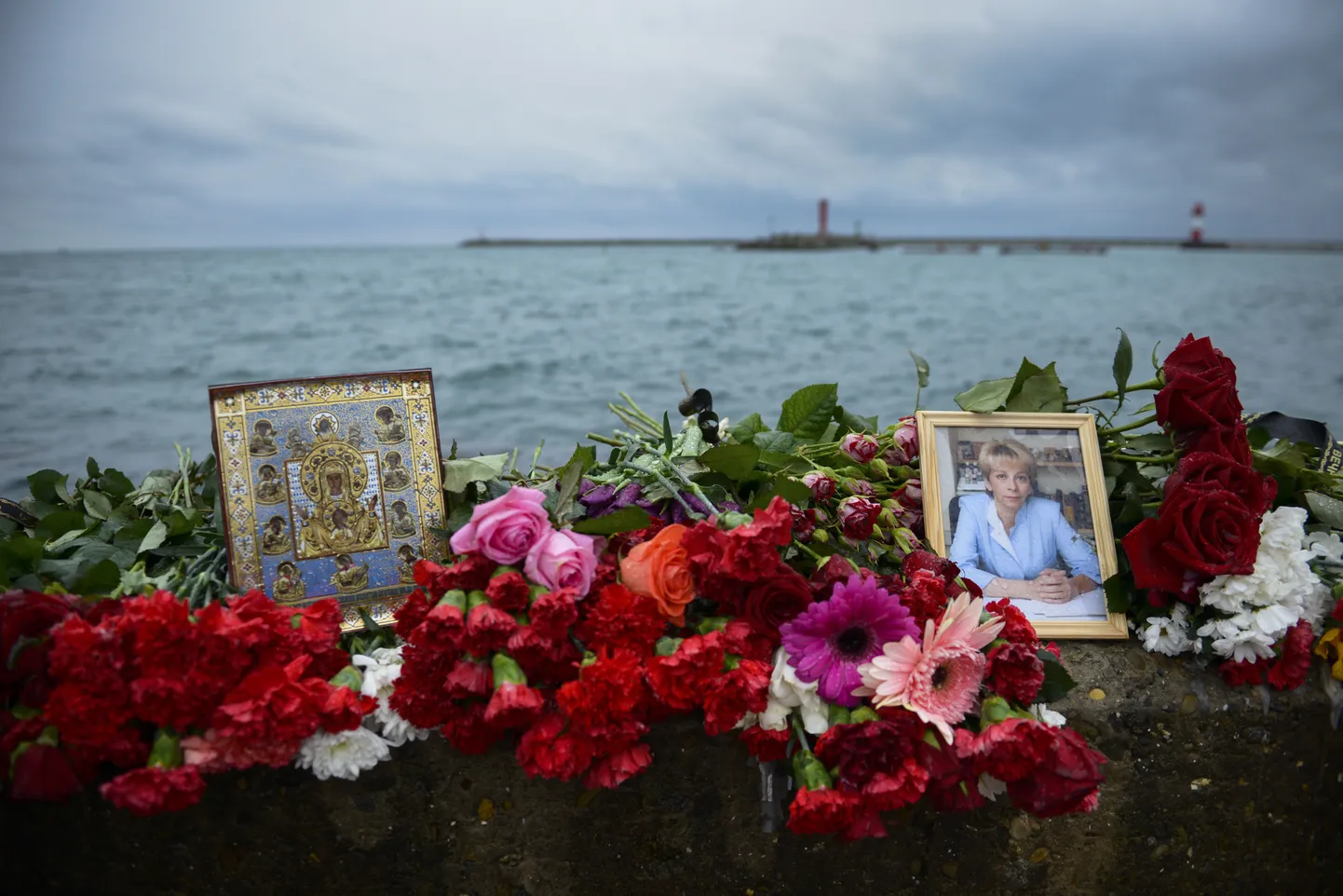 Lilled ja hukkunud humanitaartöötaja Jelizaveta Glinka foto eile Venemaal Sotšis kail.