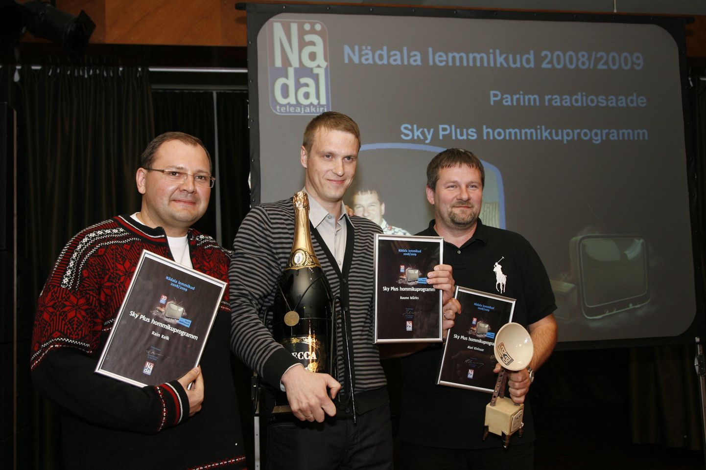 Ajakirja NÄDAL lemmikud 2008/2009 kuulutati välja Viru hotelli restoranis Merineitsi. Pildil parim raadiosaade - SKY PLUS hommikuprogramm - RAIN KELK, RAUNO MÄRKS ja ALARI KIVISAAR