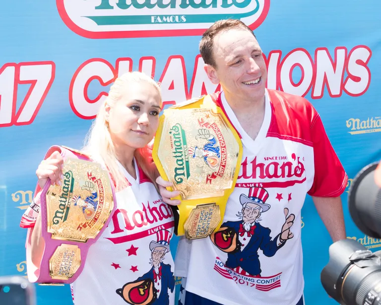 USA New Yorgi iga-aastase hot dog'ide söömise võistluse võitsid Joey Chestnut ja Miki Sudo
