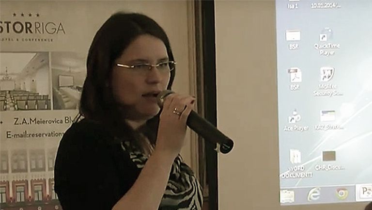 Deputāte Inga Bite (bija ZRF) no Latvijas Reģionu apvienības saka "paldies jums par to, ko jūs darāt" "Dzimta" rīkotajā preses konferencē par deputātu nostāju homoseksualitātes jautājumos, 2014. 