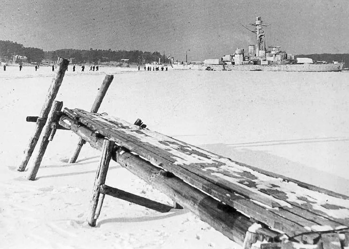 Soome rannakaitselaev Ilmarinen 1940. aasta märtsis ankrus Turus.