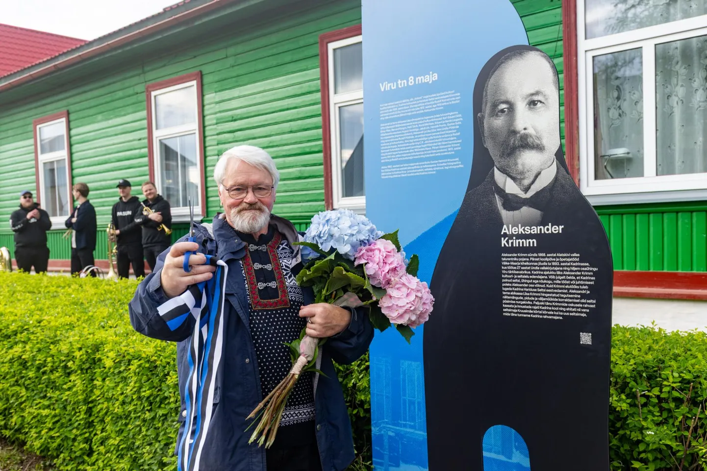 Helilooja Alo Põldmäe avas vanaisa Aleksander Krimmi mälustendi.