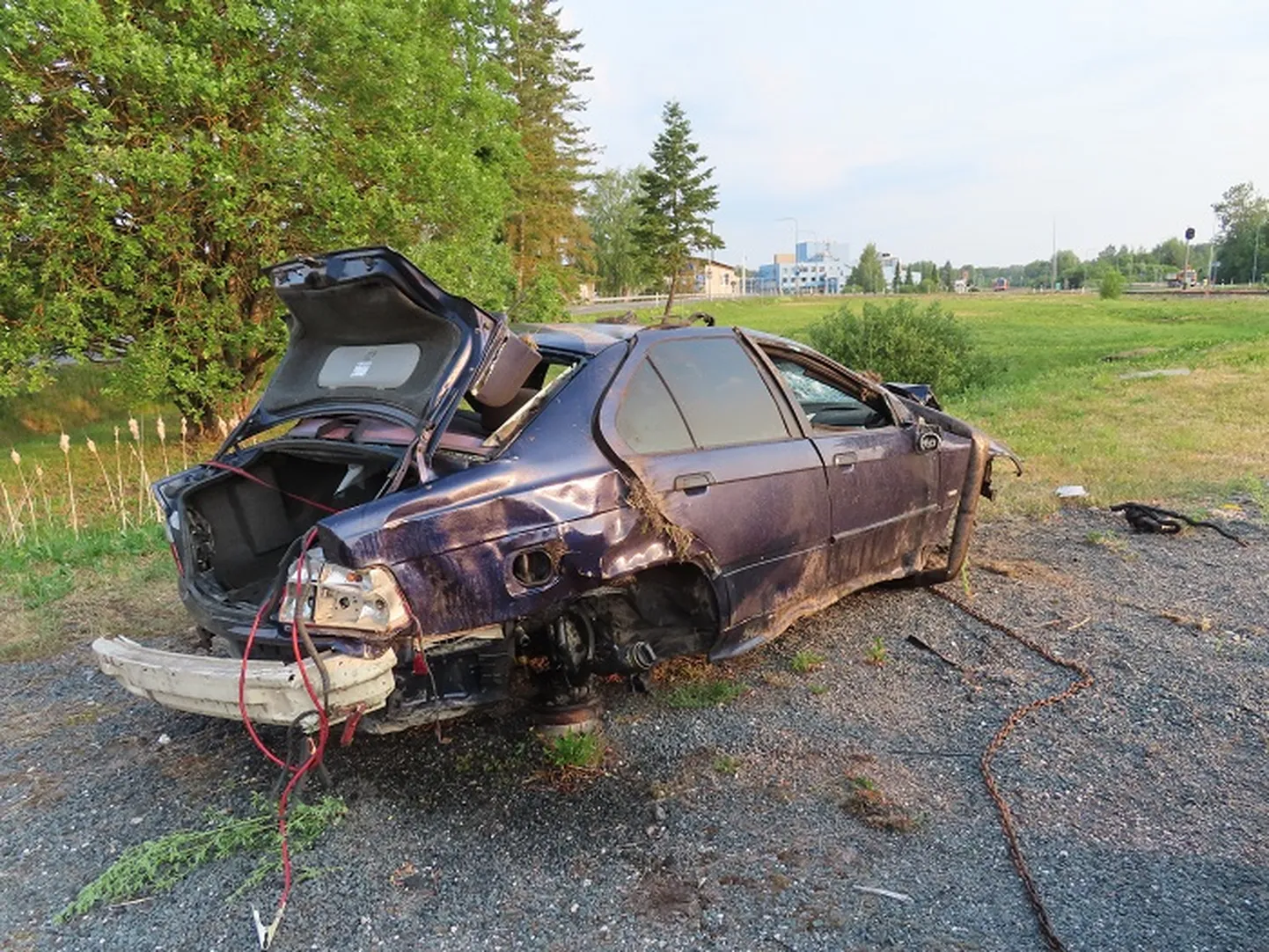 Teelt väljasõidu tagajärjel ja üle katuse rullumisel ei jäänud BMW-st suurt midagi alles.
