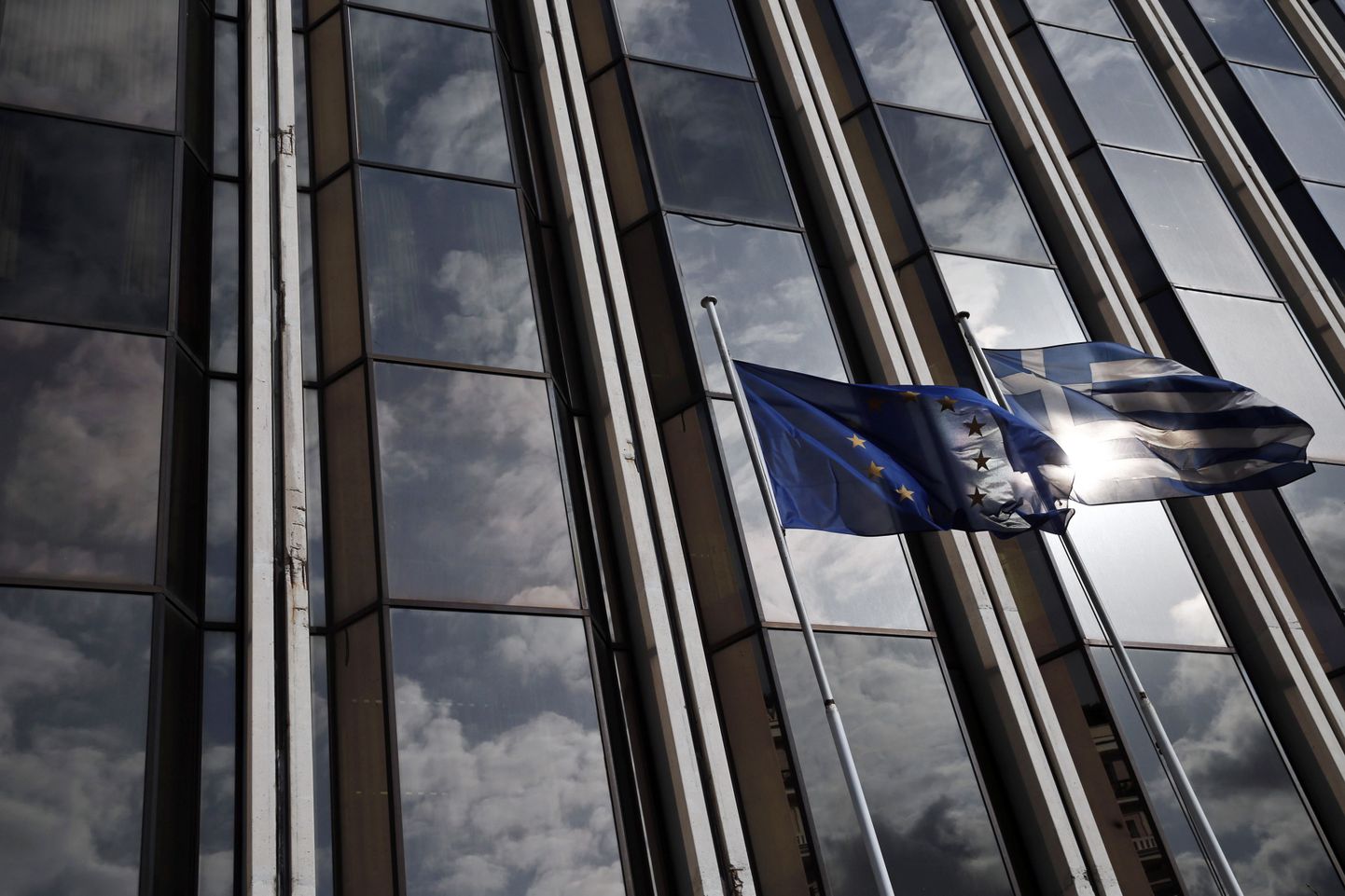 Euroopa Liidu ja Kreeka lipud Ateenas pilvelõhkuja ees.