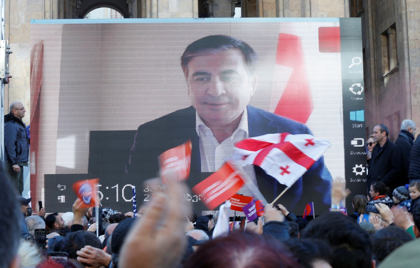 Gruusia endine president Mihheil Saakašvili videovahendusel toetajaskonna poole pöördumas.