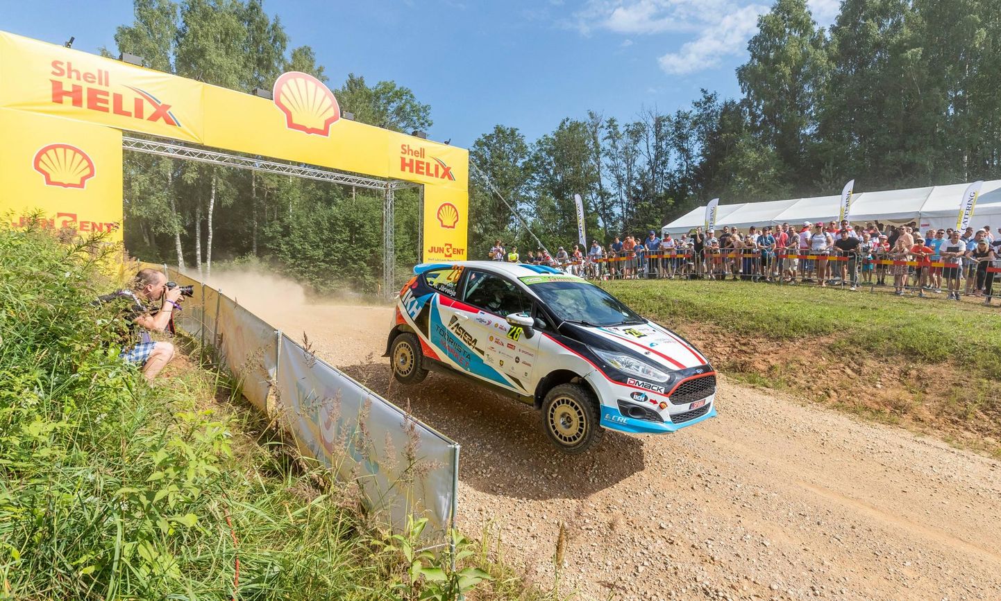 Roland Poomi ja Ken Järveoja esimene ühine maailmameistrivõistluste ralli Ford Fiestal kulgeb kiiretel Soome teedel. Õige pisut said nad eesootavast aimu hiljutisel Shell Helix Rally Estonial.