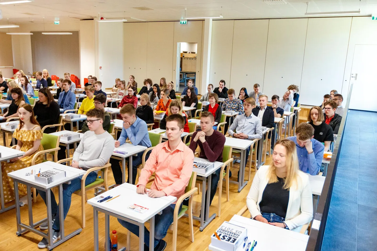 Ärevad hetked enne algust. Põlva gümnaasiumi abituriendid on tähtsaks proovikiviks valmis.