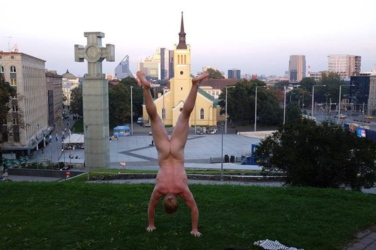 The Naked Handstander ehk alasti kätelseisja Tallinna Vabaduse platsi juures