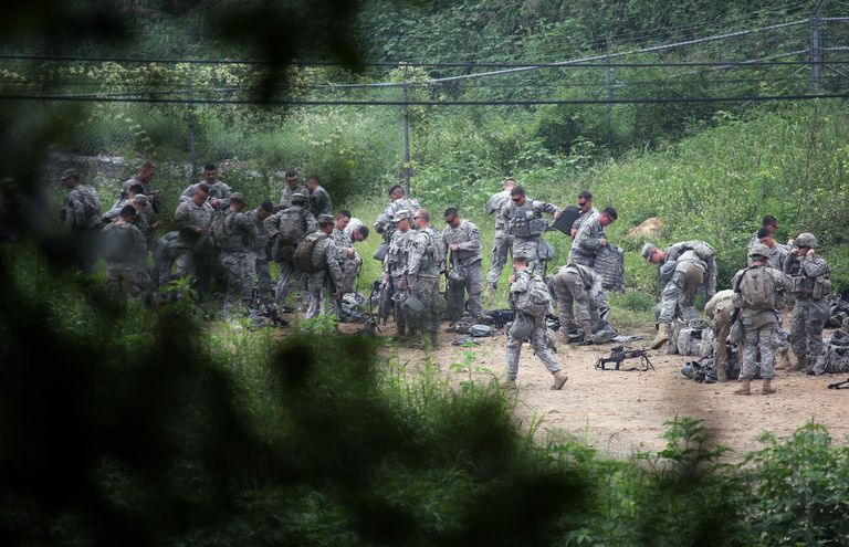 Põhja- ja Lõuna-Korea vahelisi pingeid süvendab ka Lõuna-Korea ja USA ühine sõjaväeõppus. Pildil ameerika sõdurid demilitariseeritud tsooni lähistel.
