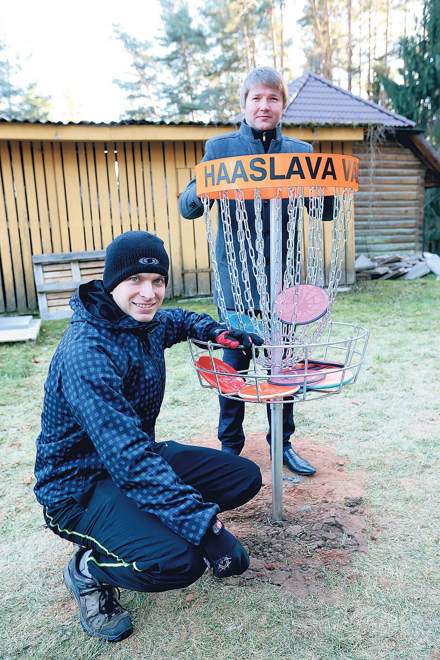 Paavo Reidla (vasakul) uuris vallavanem Priit Lombilt, kas võiks Vooremäele taldrikugolfiradasid rajada. Vallavanem leidis aga, et asugu need parem Kurepalus.