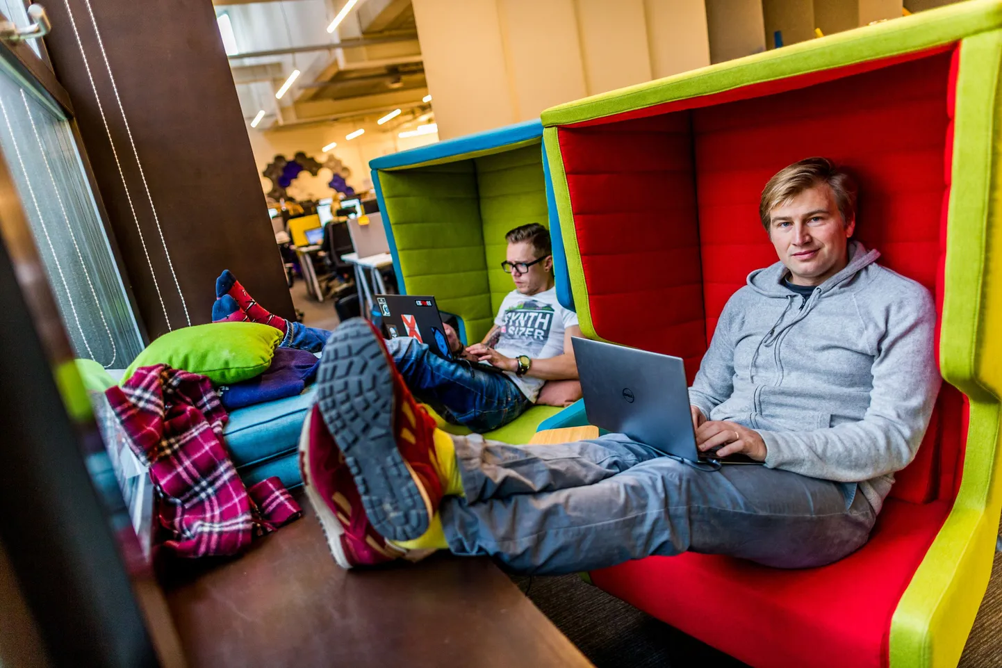 Transferwise’i Baltika kvartalis asuv kontor on värvikirev ja elav. Töö tegemiseks on seal hulganisti soppe, kuhu ka asutaja Kristo Käärmann (paremal) paari nädala tagant Tallinnas käies mugavalt tööd tegema mahub.